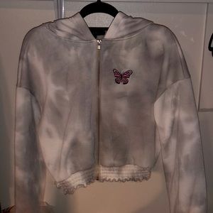 I’m selling this cropped jacket with a butterfly on the left side !